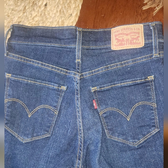 Women's cut off Levi Shorts - Picture 5 of 6